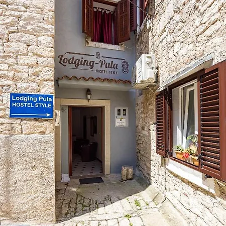 بيت شباب Pula Hostel *