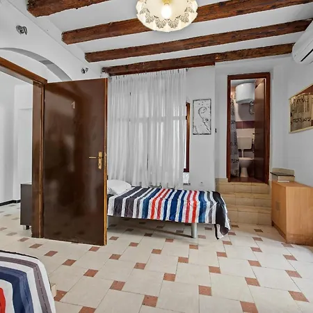 Pula Hostel Хостел Пула